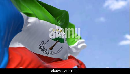 Detail der Nationalflagge von Äquatorialguinea, die an einem klaren Tag im Wind winkt. Äquatorialguinea ist ein Land an der Westküste Zentralafrikas Stockfoto