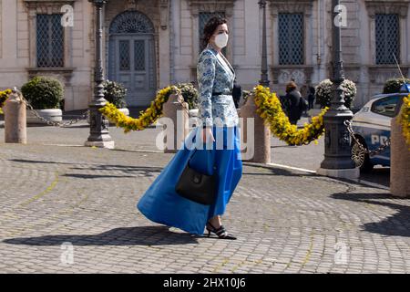 Rom, Italien. 8. März 2022. Frau verlässt den Quirinale Palast am Frauentag (Foto: © Matteo Nardone/Pacific Press via ZUMA Press Wire) Stockfoto