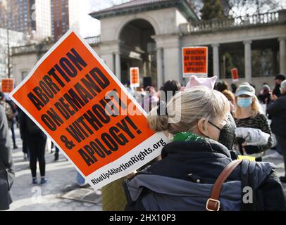 New York, Usa. 08. März 2022. Am Dienstag, den 8. März 2022, versammeln sich am Internationalen Frauentag auf dem Union Square in New York City Menschen zu einer Kundgebung zum Schutz der Abtreibungsrechte. Foto von John Angelillo/UPI Credit: UPI/Alamy Live News Stockfoto