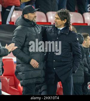 Liverpool. 9. März 2022. Liverpools Manager Jurgen Klopp (L) nimmt Inter Mailands Chefcoach Simone Inzaghi nach dem UEFA Champions League-Spiel mit 16 2. Leg zwischen Liverpool und Inter Mailand am 8. März 2022 in Liverpool, Großbritannien, an. Quelle: Xinhua/Alamy Live News Stockfoto