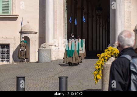 Rom, Italien. 8. März 2022. Ein Moment des Wachwechsels am Eingang zum Quirinal-Palast am Frauentag (Foto: © Matteo Nardone/Pacific Press via ZUMA Press Wire) Stockfoto