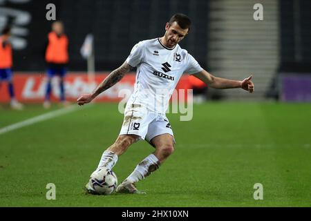 Milton Keynes, Großbritannien. 08. März 2022. Troy Parrott von MK Dons in Aktion während des Spiels. EFL Skybet Football League One Match, MK Dons gegen Cheltenham Town im Stadium MK in Milton Keynes am Dienstag, 8.. März 2022. Dieses Bild darf nur für redaktionelle Zwecke verwendet werden. Nur zur redaktionellen Verwendung, Lizenz für kommerzielle Nutzung erforderlich. Keine Verwendung bei Wetten, Spielen oder Veröffentlichungen in einem Club/einer Liga/einem Spieler. PIC von Steffan Bowen/Andrew Orchard Sports Photography/Alamy Live News Credit: Andrew Orchard Sports Photography/Alamy Live News Stockfoto