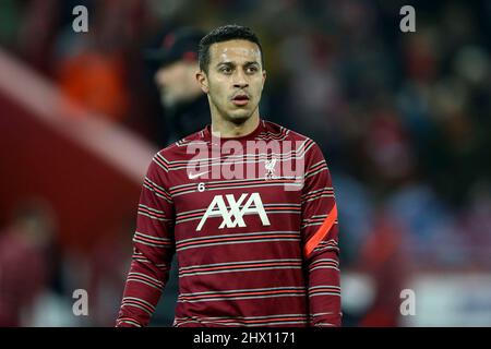 Liverpool, Großbritannien. 08. März 2022. Thiago Alcantara von Liverpool beim Aufwärmen. UEFA Champions League, 16-gewinnt-Spiel, 2.-Teilstrecken, Liverpool gegen Inter Mailand im Anfield Stadium in Liverpool am Dienstag, 8.. März 2022. Dieses Bild darf nur für redaktionelle Zwecke verwendet werden. Nur zur redaktionellen Verwendung, Lizenz für kommerzielle Nutzung erforderlich. Keine Verwendung in Wetten, Spielen oder einem einzigen Club / Liga / Spieler Publikationen. PIC von Chris Stading / Andrew Orchard Sport Fotografie / Alamy Live News Kredit: Andrew Orchard Sport Fotografie / Alamy Live News Stockfoto