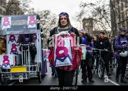 Barcelona, Spanien. 08. März 2022. Ein Protestler hält ein Plakat während des Generalstreiks am 8. März, dem Internationalen Frauentag, 2022 in Barcelona. (Foto von Thiago Prudencio/SOPA Images/Sipa USA) Quelle: SIPA USA/Alamy Live News Stockfoto