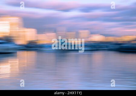Sonnenuntergang spiegelt sich in den Gebäuden entlang False Creek, Vancouver British Columbia, abstrakt, ICM, Intentional Camera Movement, Landschaft Stockfoto