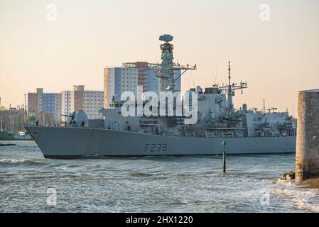 HMS Richmond (F239) segelte am 7/3/2022 aus Portsmouth, Großbritannien, um den Flugzeugträger HMS Prince of Wales während der Übung Cold Response 22 zu begleiten. Stockfoto