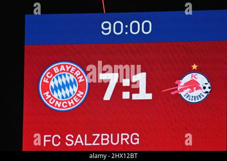 München, Deutschland. 08. Mär, 2022. Videowand mit dem Endergebnis. Fußball Champions League/ Runde des 16 FC Bayern München - RB Salzburg 7-1, am 8.. März 2022 ALLIANZARENA . Kredit: dpa/Alamy Live Nachrichten Stockfoto