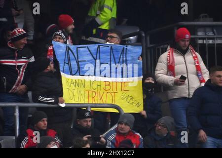 München, Deutschland. 08. März 2022. Ukrainischer Flaggenfan bittet um Trikot von ADEYEMI Soccer Champions League/ Runde des 16 FC Bayern München - RB Salzburg 7-1, am 8.. März 2022 ALLIANZARENA. Kredit: dpa/Alamy Live Nachrichten Stockfoto