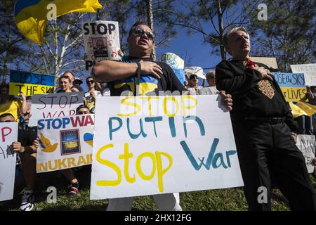 Orlando, Florida, USA. 15. März 2019. Anhänger der Ukraine, die während einer Kundgebung in Orlando, Florida, Schilder und ukrainische Flaggen halten. Die Kundgebung wurde abgehalten, um Präsident Wladimir Putin und Russlands Invasion in der Ukraine zu verurteilen. Der ukrainische Präsident Wolodymyr Zelenski rief die Ukrainer dazu auf, sich gegen die russischen Invasoren zu wehren. (Bild: © Ronen Tivony/SOPA Images via ZUMA Press Wire) Stockfoto