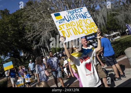 Orlando, Florida, USA. 15. März 2019. Anhänger der Ukraine, die während einer Kundgebung in Orlando, Florida, Schilder und ukrainische Flaggen halten. Die Kundgebung wurde abgehalten, um Präsident Wladimir Putin und Russlands Invasion in der Ukraine zu verurteilen. Der ukrainische Präsident Wolodymyr Zelenski rief die Ukrainer dazu auf, sich gegen die russischen Invasoren zu wehren. (Bild: © Ronen Tivony/SOPA Images via ZUMA Press Wire) Stockfoto