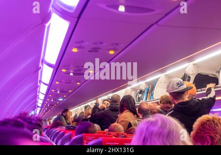 Passagiere, die ein Flugzeug verlassen, das von Iberia Express betrieben wird, violette Ampel Stockfoto