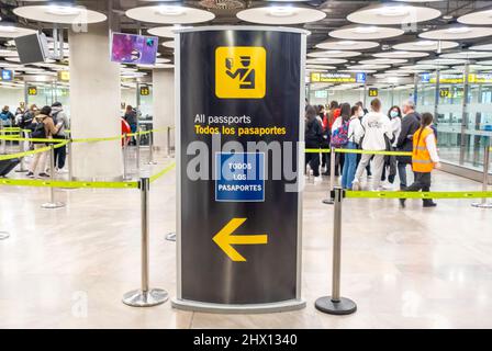 Alle Pässe unterschreiben an der Grenzpasskontrolle, Flughafen Madrid-Barajas, Spanien Stockfoto