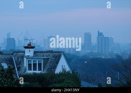 London, Großbritannien, 8.. März 2022. Die Skyline von London mit Stadtgebäuden und neuen Entwicklungen, wie an einem Frühlingstag von Wimbledon aus gesehen. Das im Unterhaus diskutierte Gesetz über Wirtschaftskriminalität (Transparenz und Durchsetzung) der Regierung wird voraussichtlich Ende März in Kraft treten. Transparency International - eine Kampagnengruppe, schätzt Immobilien im Wert von £1,5bn wurde von Russen der Korruption beschuldigt gekauft. Kredit: Elfte Stunde Fotografie/Alamy Live Nachrichten Stockfoto