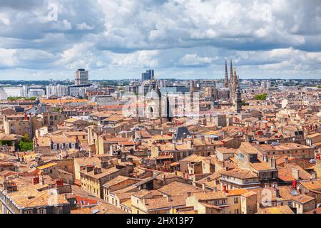 Bordeaux Frankreich überdacht Landschaft . Luftaufnahme von Dächern und Kathedralen in Bordeaux Stockfoto