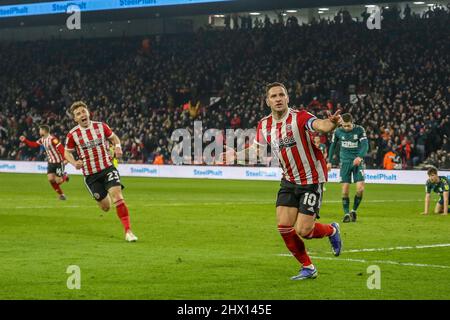 Sheffield, Großbritannien. 08. März 2022. Billy Sharp 10 und Teamkollege #23 Ben Osborn feiern am 8. März 2022 beim Spiel der EFL Sky Bet Championship zwischen Sheffield Utd und Middlesbrough in der Bramall Lane, Sheffield, England, ein Tor von Sheffield United. Foto von Simon Hall. Nur zur redaktionellen Verwendung, Lizenz für kommerzielle Nutzung erforderlich. Keine Verwendung bei Wetten, Spielen oder Veröffentlichungen einzelner Clubs/Vereine/Spieler. Kredit: UK Sports Pics Ltd/Alamy Live Nachrichten Stockfoto