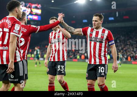 Sheffield, Großbritannien. 08. März 2022. Billy Sharp 10 und seine Teamkollegen feiern am 8. März 2022 beim Spiel der EFL Sky Bet Championship zwischen Sheffield Utd und Middlesbrough in der Bramall Lane, Sheffield, England, ein Tor. Foto von Simon Hall. Nur zur redaktionellen Verwendung, Lizenz für kommerzielle Nutzung erforderlich. Keine Verwendung bei Wetten, Spielen oder Veröffentlichungen einzelner Clubs/Vereine/Spieler. Kredit: UK Sports Pics Ltd/Alamy Live Nachrichten Stockfoto