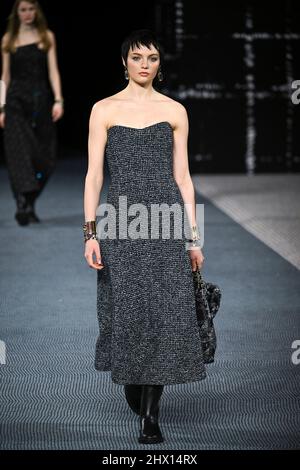 Paris, Frankreich. 08. März 2022. Model Fran Summers läuft auf der Piste auf der Chanel Fashion Show während der Herbst/Winter 2022 Collections Fashion Show auf der Paris Fashion Week in Paris, Frankreich am 8. März 2022. (Foto von Jonas Gustavsson/Sipa USA) Quelle: SIPA USA/Alamy Live News Stockfoto