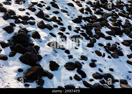 Bank Stabilisierung von Steinen entlang Battle Creek River in der Innenstadt von Battle Creek, Michigan, USA Stockfoto