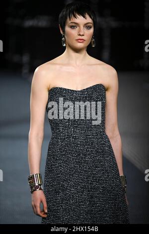 Paris, Frankreich. 08. März 2022. Model Fran Summers läuft auf der Piste auf der Chanel Fashion Show während der Herbst/Winter 2022 Collections Fashion Show auf der Paris Fashion Week in Paris, Frankreich am 8. März 2022. (Foto von Jonas Gustavsson/Sipa USA) Quelle: SIPA USA/Alamy Live News Stockfoto