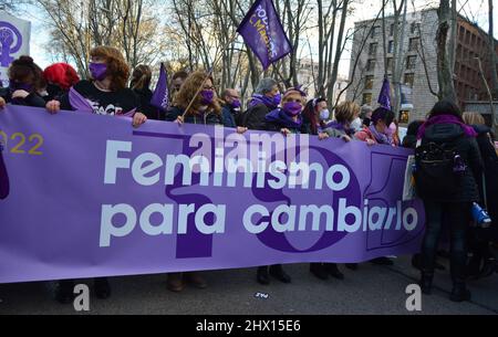 Madrid, Spanien. 08. März 2022. Zehntausende Frauen marschieren am 8. März 2022 durch die Straßen von Madrid, Spanien, zum Internationalen Frauentag. Spanische Frauen fordern ein Ende der "existierenden Gewalt" und gleiche Bürger- und Arbeitsrechte. Sie drücken auch die Einstellung der russischen Invasion in der Ukraine und die Wiederherstellung des Friedens aus. Quelle: Jorge Rey/Media Punch/Alamy Live News Stockfoto