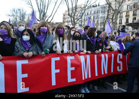 Madrid, Spanien. 08. März 2022. Zehntausende Frauen marschieren am 8. März 2022 durch die Straßen von Madrid, Spanien, zum Internationalen Frauentag. Spanische Frauen fordern ein Ende der "existierenden Gewalt" und gleiche Bürger- und Arbeitsrechte. Sie drücken auch die Einstellung der russischen Invasion in der Ukraine und die Wiederherstellung des Friedens aus. Quelle: Jorge Rey/Media Punch/Alamy Live News Stockfoto