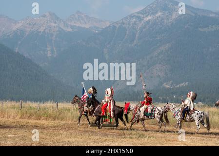 Nez Perce Riders in einer Prozession, die nach am'saaxpa im Wallowa Valley in Oregon zurückkehrt. Stockfoto