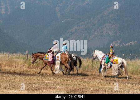 Nez Perce Riders in einer Prozession, die nach am'saaxpa im Wallowa Valley in Oregon zurückkehrt. Stockfoto