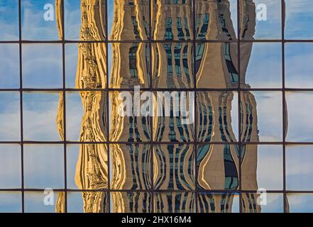 Reflections of Battle Creek Tower, a dramatic Art déco Wolkenkratzer in Downtown Battle Creek, Michigan, USA [Keine Eigentumsfreigabe; redaktionelle Lizenzierung an Stockfoto