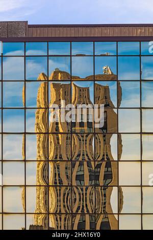 Reflections of Battle Creek Tower, a dramatic Art déco Wolkenkratzer in Downtown Battle Creek, Michigan, USA [Keine Eigentumsfreigabe; redaktionelle Lizenzierung an Stockfoto