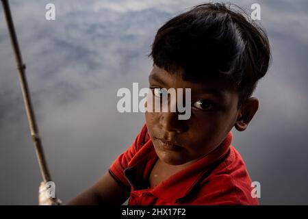 Im Slum von Duari para in Dhaka, der Hauptstadt von Bangladesch, leben hauptsächlich Klimafirmigranten aus dem Süden, wo sie unter den Auswirkungen des Klimawandels gelitten haben: Steigende Wasserstände, Bodenerosion und Versalzung. Dhaka, Bangladesch. Stockfoto