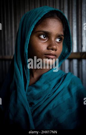 Im Slum von Duari para in Dhaka, der Hauptstadt von Bangladesch, leben hauptsächlich Klimafirmigranten aus dem Süden, wo sie unter den Auswirkungen des Klimawandels gelitten haben: Steigende Wasserstände, Bodenerosion und Versalzung. Dhaka, Bangladesch. Stockfoto