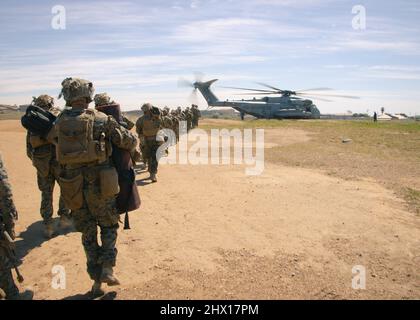 U.S. Marines with Weapons Company, 2D Bataillon, 5. Marines (2/5), 1. Marine Division, bereitet sich darauf vor, an Bord eines CH-53E Superhengstes zu gehen, während er während eines Tactical Recovery of Aircraft and Personnel (TRAP) Kurses im Marine Corps Base Camp Pendleton, Kalifornien, 2. März 2022 eine Bergemission durchführt. Die Marineinfanteristen von 2/5 nahmen an dem TRAP-Kurs Teil, um weiterhin als fähige Truppe mit einer schnellen Reaktionszeit zu trainieren und sich während des Einsatzes auf mögliche Such- und Rettungssituationen vorzubereiten. (USA Marine Corps Foto von Sgt. Destiny Dempsey) Stockfoto