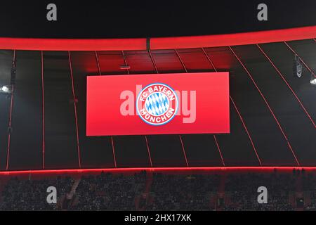 München, Deutschland. 08. März 2022. Vereinswappen des FC Bayern auf der Videowand Fußball Champions League/ Runde des 16 FC Bayern München - RB Salzburg 7-1, am 8.. März 2022 ALLIANZARENA. Kredit: dpa/Alamy Live Nachrichten Stockfoto