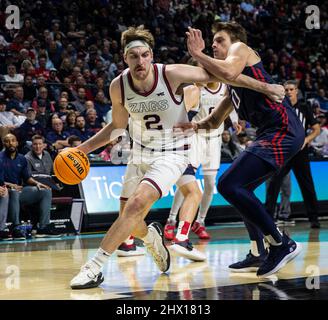 März 08 2022 Las Vegas, NV, USA Gonzaga Forward Drew Timme (2) fährt in der ersten Hälfte zum Reifen während des NCAA West Coast Conference Men's Basketball Tournament Championship-Spiels zwischen Gonzaga Bulldogs und den Saint Mary's Gaels in der Orleans Arena Las Vegas, NV. Thurman James/CSM Stockfoto