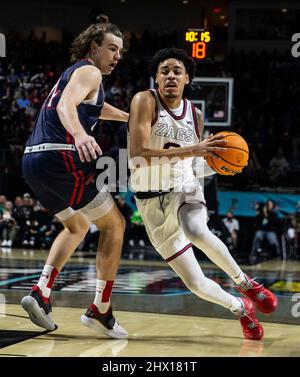 März 08 2022 Las Vegas, NV, U.S.A.Gonzaga-Wächter Julian Strawther (0)fährt in der ersten Hälfte zum Reifen während des NCAA West Coast Conference Männer Basketball Tournament Championship-Spiels zwischen Gonzaga Bulldogs und den Saint Mary's Gaels in der Orleans Arena Las Vegas, NV. Thurman James/CSM Stockfoto