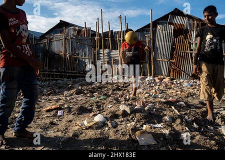 Im Slum von Duari para in Dhaka, der Hauptstadt von Bangladesch, leben hauptsächlich Klimafirmigranten aus dem Süden, wo sie unter den Auswirkungen des Klimawandels gelitten haben: Steigende Wasserstände, Bodenerosion und Versalzung. Dhaka, Bangladesch. Stockfoto