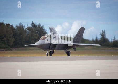 Ein F-22 Raptor-Flugzeug der US Air Force aus den 19. Fighter Squadron-Taxis der Marine Corps Air Station Kanehoe Bay, Hawaii während einer Trainingsübung. Die F-22s wurden mit Kraftstoff beladen, der von einem C-130 Hercules-Flugzeug der Nevada Air National Guard abgeladen wurde. (USA Foto der Air National Guard von Thomas Cox, dem Senior Airman) Stockfoto