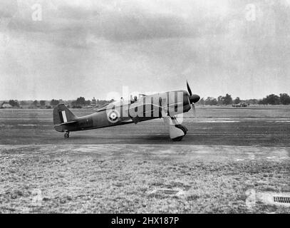 Eine gefangene Focke Wulf FW 190A-3 im Royal Aircraft Establishment, Farnborough, mit dem Haupttestpiloten der RAE, Wing Commander H J 'Willie' Wilson, bei den Kontrollen, August 1942. Die FW Focke Wulf wurde 190A-3, MP499 gefangen und besteuert im Royal Aircraft Establishment, Farnborough, Hampshire, mit dem Haupttestpiloten der RAE, Wing Commander H J 'Willie' Wilson an den Kontrollen. Obwohl sie am 1942. Juli MP499 formell an die Air Fighting Development Unit übertragen wurde, wurde sie von der RAE übernommen und wurde von fliegenden und technischen Mitarbeitern umfassend evaluiert, einschließlich eines Programms von Versuchen mit der zeitgenössischen Al Stockfoto