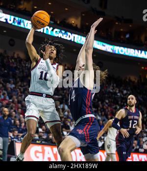 März 08 2022 Las Vegas, NV, USA Gonzaga-Wächter Hunter Sallis (10)fährt in der ersten Hälfte zum Reifen während des NCAA West Coast Conference Men's Basketball Tournament Championship-Spiels zwischen Gonzaga Bulldogs und den Saint Mary's Gaels in der Orleans Arena Las Vegas, NV. Thurman James/CSM Stockfoto