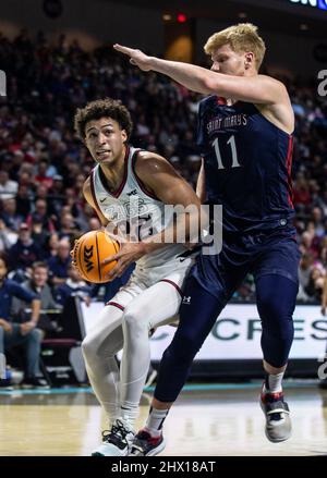 März 08 2022 Las Vegas, NV, U.S.A.Gonzaga-Stürmer Anton Watson (22) fährt in der ersten Hälfte während des NCAA West Coast Conference Men's Basketball Tournament Championship-Spiels zwischen Gonzaga Bulldogs und den Saint Mary's Gaels in der Orleans Arena Las Vegas, NV, zum Reifen. Thurman James/CSM Stockfoto