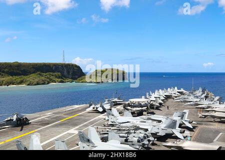 MARINESTÜTZPUNKT GUAM (7. März 2022) der Flugzeugträger USS Abraham Lincoln (CVN 72) der Nimitz-Klasse startet nach einem Hafenbesuch vom Marinestützpunkt Guam aus. Die Abraham Lincoln Strike Group befindet sich im geplanten Einsatzgebiet der US-Flotte für 7., um die Interoperabilität durch Allianzen und Partnerschaften zu verbessern und gleichzeitig als reaktionsfähige Truppe zur Unterstützung einer freien und offenen Region im Indo-Pazifik-Raum zu dienen. (USA Navy Foto von Mass Communication Specialist Seaman Apprentice Julia Brockman) Stockfoto