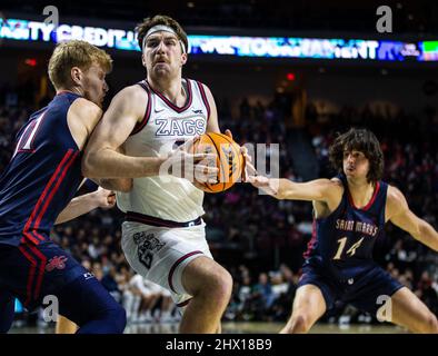 März 08 2022 Las Vegas, NV, USA Gonzaga Forward Drew Timme (2) fährt in der ersten Hälfte zum Reifen während des NCAA West Coast Conference Men's Basketball Tournament Championship-Spiels zwischen Gonzaga Bulldogs und den Saint Mary's Gaels in der Orleans Arena Las Vegas, NV. Thurman James/CSM Stockfoto