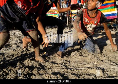In den Slums von Duari para in Dhaka, der Hauptstadt von Bangladesch, leben hauptsächlich Klimafirmen aus dem Süden, wo sie unter den Auswirkungen des Klimawandels gelitten haben: Steigende Wasserstände, Bodenerosion und Versalzung. Dhaka, Bangladesch. Stockfoto
