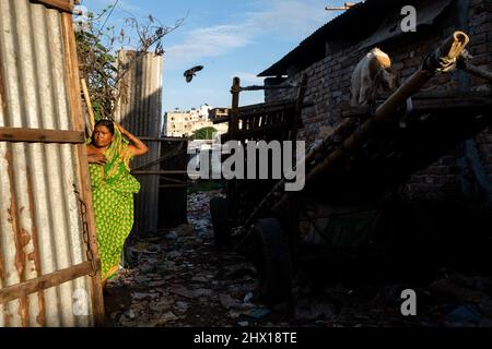In den Slums von Duari para in Dhaka, der Hauptstadt von Bangladesch, leben hauptsächlich Klimafirmen aus dem Süden, wo sie unter den Auswirkungen des Klimawandels gelitten haben: Steigende Wasserstände, Bodenerosion und Versalzung. Dhaka, Bangladesch. Stockfoto