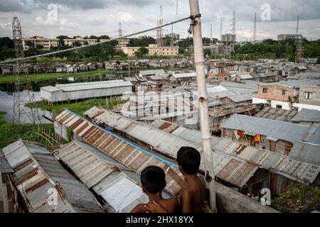 In den Slums von Duari para in Dhaka, der Hauptstadt von Bangladesch, leben hauptsächlich Klimafirmen aus dem Süden, wo sie unter den Auswirkungen des Klimawandels gelitten haben: Steigende Wasserstände, Bodenerosion und Versalzung. Dhaka, Bangladesch. Stockfoto