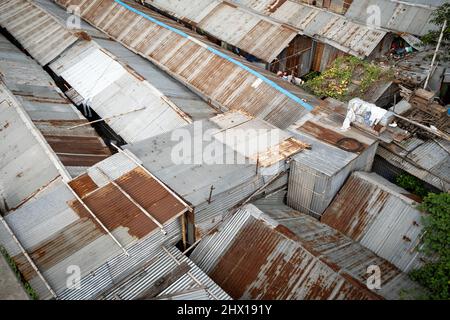 In den Slums von Duari para in Dhaka, der Hauptstadt von Bangladesch, leben hauptsächlich Klimafirmen aus dem Süden, wo sie unter den Auswirkungen des Klimawandels gelitten haben: Steigende Wasserstände, Bodenerosion und Versalzung. Dhaka, Bangladesch. Stockfoto