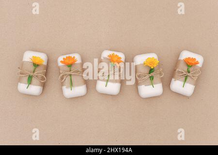 Handgemachte Naturseife, verziert mit Bastelpapier, Geißeln und orangefarbenen Ringelblumenblüten. Bio-Kosmetik, Null Abfall, umweltfreundliches Konzept. Obere V Stockfoto