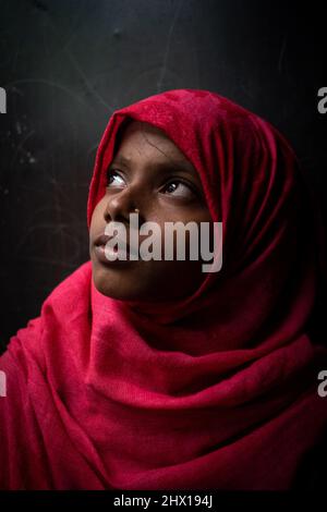 In den Slums von Duari para in Dhaka, der Hauptstadt von Bangladesch, leben hauptsächlich Klimafirmen aus dem Süden, wo sie unter den Auswirkungen des Klimawandels gelitten haben: Steigende Wasserstände, Bodenerosion und Versalzung. Dhaka, Bangladesch. Stockfoto