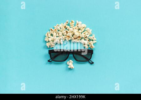 Abstraktes Bild des Betrachters, 3D Gläser und Popcorn auf blauem Hintergrund. Konzept Kinofilm und Unterhaltung Flat Lay Draufsicht. Stockfoto