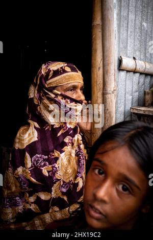 In den Slums von Duari para in Dhaka, der Hauptstadt von Bangladesch, leben hauptsächlich Klimafirmen aus dem Süden, wo sie unter den Auswirkungen des Klimawandels gelitten haben: Steigende Wasserstände, Bodenerosion und Versalzung. Dhaka, Bangladesch. Stockfoto